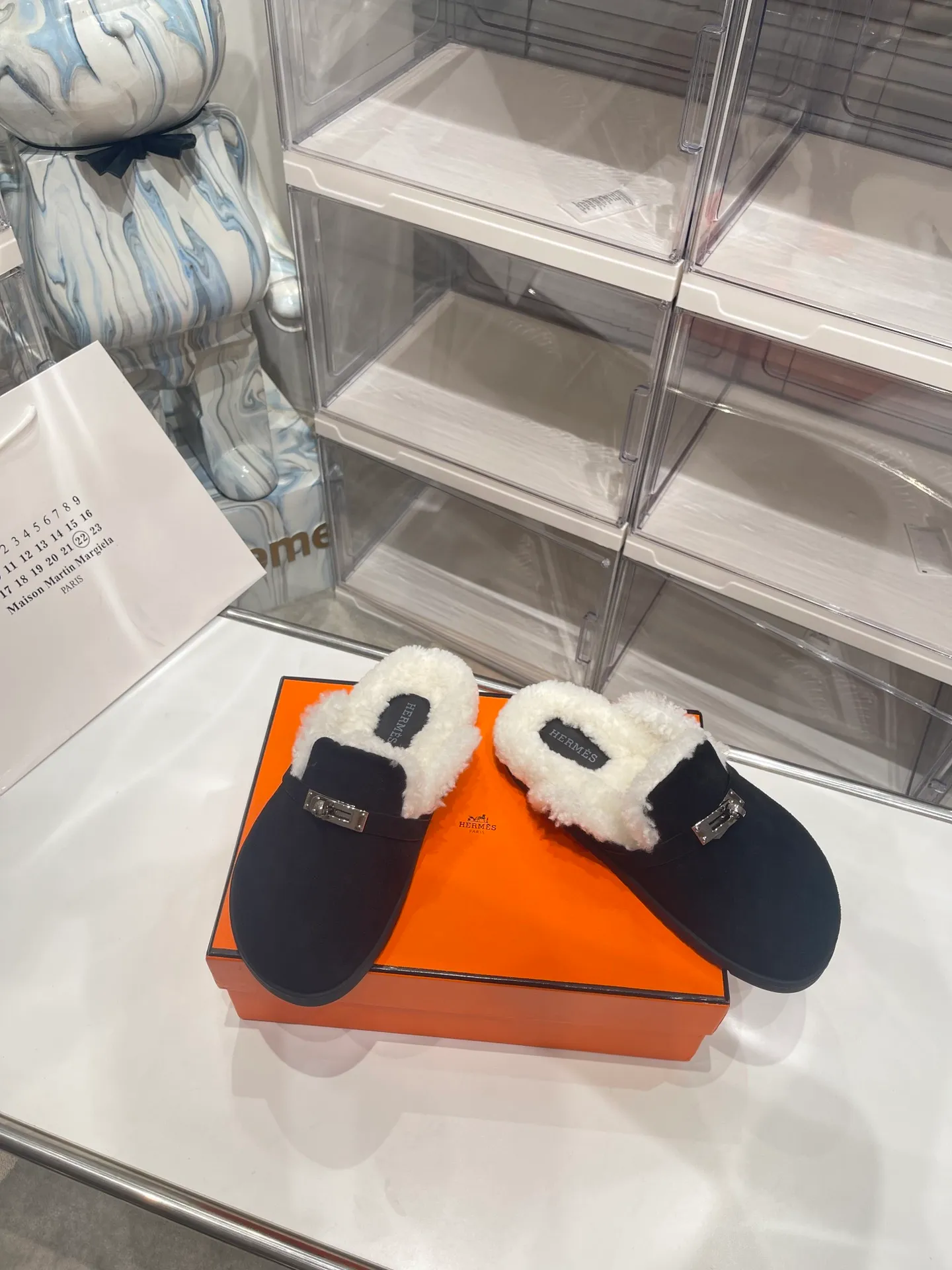 【HERMESG】Furry mop P: 580💰 ●Number of sizes: Men 39-44 (45 custom-made) Women 35-40 (41.42 custom-made) HERMES Hermès cute half-movers.  Classic family language design! It looks good no matter how you match it! Casual and high-end feeling, the comfort is also great, paired with various colorful socks, it has a trendy high-end feel. The top version is made of high-quality real wool ●Upper: imported cow suede ●Inner: imported sheepskin one piece ●Foot: imported mixed sheepskin ●Outsole: Tpu non-slip and wear-resistant outsole.